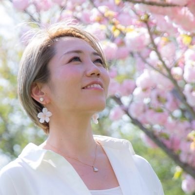 MMS公認アドバンスドヒーラー・YouTubeシャンバラジオ❣️ソムリエール・ハンドパン奏者 /ドラマー・元パティシエール。パラレルキャリアを地でいく人生。一人一人が人生の主役になる世界を作る✨ 2014年JSA認定ソムリエを独学ストレート合格にて取得。 2017年フランス放浪生活後帰国。旅は暮らす様にする派。