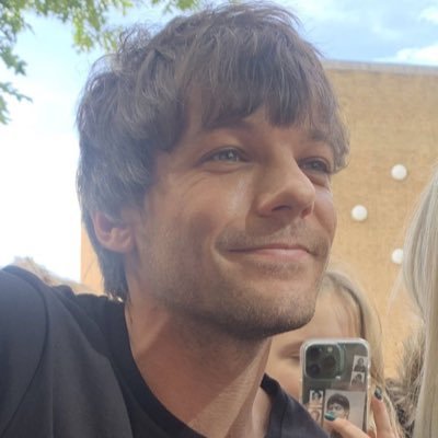 𝘸𝘦’𝘭𝘭 𝘣𝘦 𝘢𝘭𝘳𝘪𝘨𝘩𝘵 ⊹˚. ♡ touched Lou 🤍 directioner ✩ 🎀°。🎞️⋆⸜ 🌷saw harry, niall 4x, louis 5x, olivia, taylor and billie, will see sombr!!