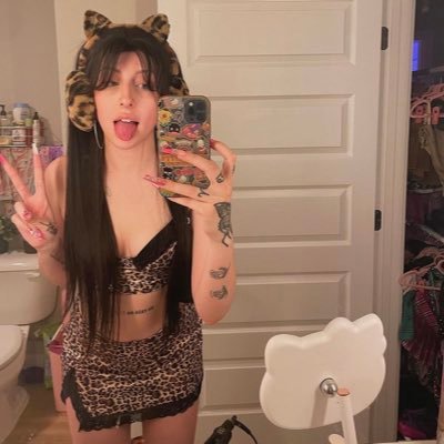 I promise I don’t bite 😼🤭…Dm for hot explicit contents 🍑🍆🔞