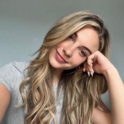 Hellen43579's profile picture. Just me 😘