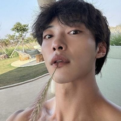 hdw2107's profile picture. 📺:hidden love • bon appetit vossa majestade