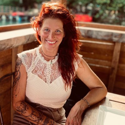 MarieFaubert's profile picture. I fight bugs by day and dragons by build.
Dev Full Stack + sailing Bacalar, Mexico
Built something wild — fire in progress. 🔥 
English, Français, Español