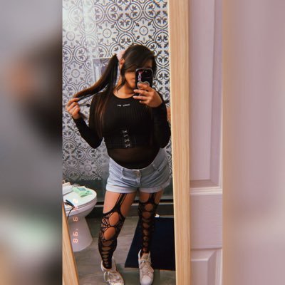 yeskapuffs_'s profile picture. blooming through chaos. . .🥀