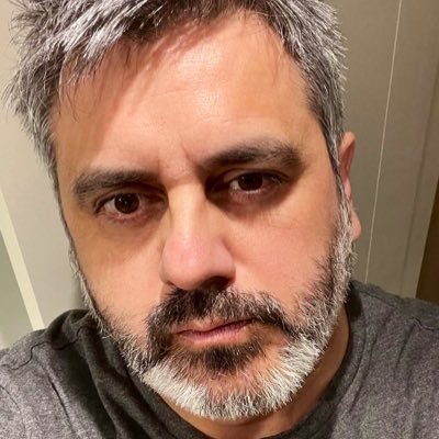 Politólogo. Liberal Comunitario. Benja, Cata y Vicente son mi motor de vida. Con el Eterno Campeón. Hazme saber amado de mi alma donde apacientas el rebaño.