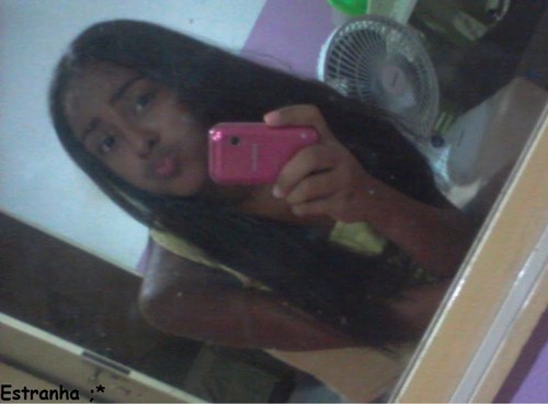 ~* α gαrotiinhα imperfeitα,
αquelα que chorα de dor,
αquelα que ja sofreu poor αmor,
αquelα que sαbe se αrrepender! ♥