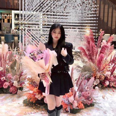 Chào mừng đến với page của Lucy, một cô gái đến từ Hải Phòng thành phố Hoa phượng đỏ. Rất vui được làm quen với đại gia đình Twiter nhé. :)