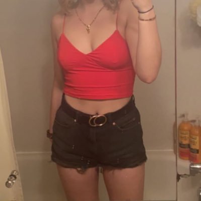 usuab1ek1tten's profile picture. 23 / female / horny and probably playing video games