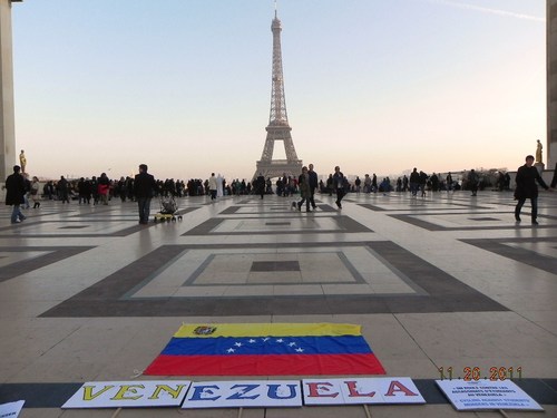 Venezolana de nacimiento, Por la libertad, el progreso y la hermandad en Venezuela. Residente integrada en Francia. Profesion en Petroleo y Technologia.