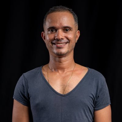 J. Ferreira Luz. Autor de “Fala, minha Gal!” Pai. Palavra. Orixá. Bacharelando em Ed. Física E bora viver!
