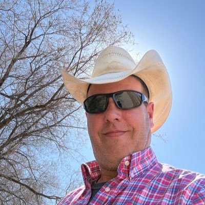 Hi my name is Chris and this is my only account i am a crane operator that lives in southern Alberta 🇨🇦 El I am single and 52 years young!
