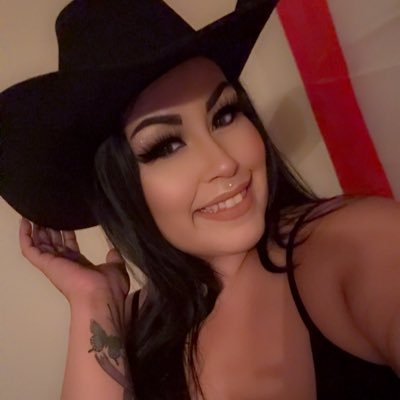 waifuleslie's profile picture. Aka the Puerto Rican Nezuko 💖 Cookie Connoisseur 🍪 Avocado Advocate 🥑 Tortoise/ Turtle Lover 🐢 Spoiled Brat 🙇🏻‍♀️ Big Feet Queen 🦶Virtual Strippa 💃🏻