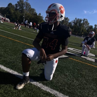 6’2 LB/DE play for Belleville tigers (3.1) GPA