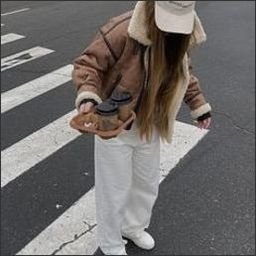 先に帰る人もいるし、先に残る人もいるし、最後まで付き添ってくれる人はいない。私たちはやがて一人で成長し、この世界の美しさと醜さに一人で直面することになります。