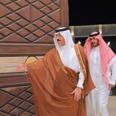 القليل كثير إذا قنعت، والكثير قليل إذا طمعت، والبعيد قريب إن أحببت، والقريب بعيد إن بغضت