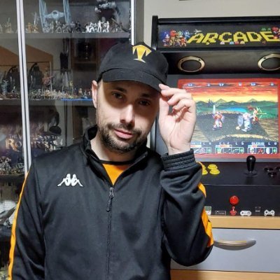 Escribo sobre juegos, miniaturas y cartas en El Tuburbio y juego a todo ello desde que Super Mario era corneta.