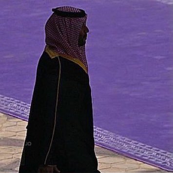 هنا شخص يخوضُ متاهته، يركضُ ملءَ رئتيه ، اذكره بدعوه 🩷