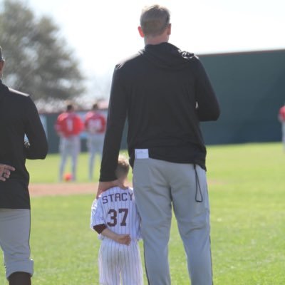 Lawson, Raelyn & Ruby’s dad • @mrskennedystacy’s husband Head Baseball/Asst. Football Coach at East Bernard HS Cisco College & UTSA ⚾️ alum