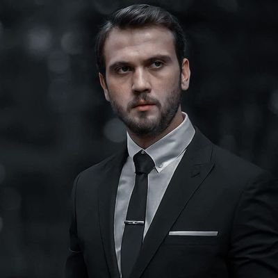 الكَتومُ في حَضْرَة النَّاس
طَليقُ اللِّسَان معَ مَن يُحِبّ.♡