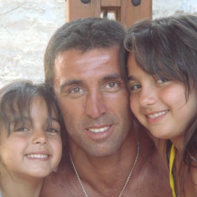 Şöhret olmanın bedelini ödeyen, ismi, ya korkutmak, ya da menfaate kullanılan, harika eşi ve 3 çocuğu olan bir Baba... https://t.co/crpqqzp27B