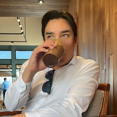 Productor, guionista, empresario, consultor y analista del lenguaje. Necesitamos nuevas políticas y nueva clase empresarial