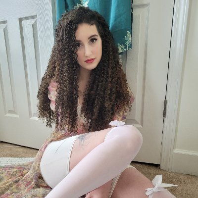Cam girl, hotwife, mom. Thewillownest across all platforms