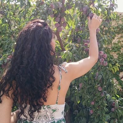مثل شعری که نمیگویی
درست مثل شعری که نمیگویی
در گلــوی دنیای دیوانـــه گیــر کردهام