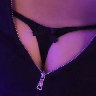 hottcouple05's profile picture. Pareja real, curiosa y cómplice 🔥
Buscando nuevas experiencias con respeto, química y estilo.
No buscamos cantidad… buscamos conexión.