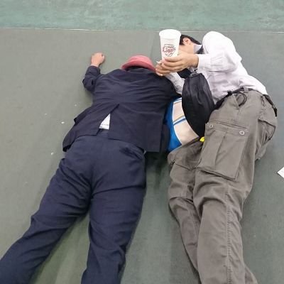 尾崎豊を敬愛する男です。
川崎に本拠地があったころから生活の中心は千葉ロッテ。
劇団コラソンにはまる。
ビールはエビス。
競馬も平日中心にやっています🏇
競馬は南関メインで地方競馬中心に。
中央競馬は苦手です。

好き勝手にツイートするので、気にくわないからと言っての乗り込みは厳禁です。