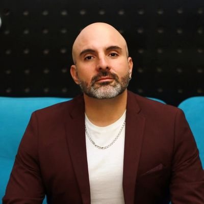 Antropólogo. Filósofo político.
Ex Campeón nacional de Karate y Tiro con Arco en Perú.
Estudio la cultura, la sociedad, el poder, la muerte y el sentido.