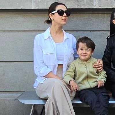 Edebiyat öğretmeni. Kadın Çalışmaları mezunu. Feminizm, toplumsal cinsiyet, edebiyat kuramı ve kadın edebiyatı okuru.