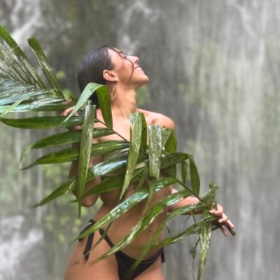 El lado más libre de Mon 🌿 Aquí encontraras dosis de bienestar, amor propio y conexión con con tu cuerpo (al natural). 🤍