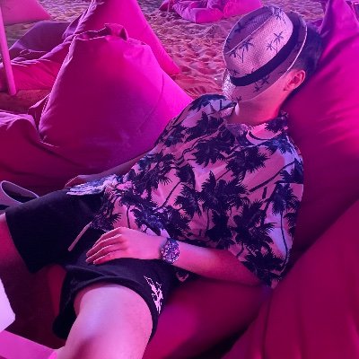 zhngkifng170560's profile picture. 之前运动员，现在体育行业创业者
平时喜欢打网球🎾健健身，考过潜水证🤿，也会滑雪🎿