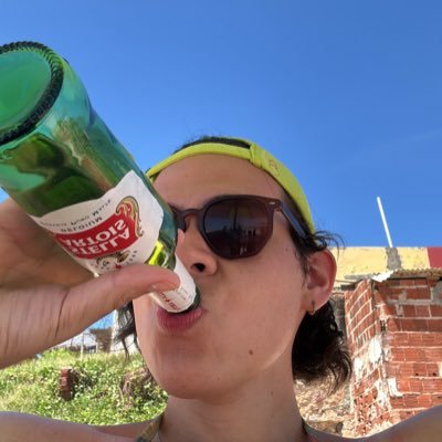 vinte e seis aninhos, escorpiana gente boa, cearense, médica do sus. apreciadora de cervejinha e fofocas quentinhxs.