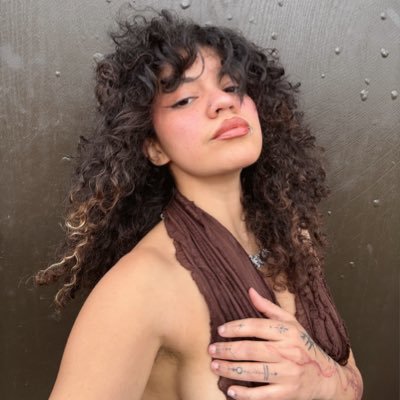 ♈︎ ☉ ☾ ♉︎ ↑ ♒︎ 🌸🌱 they/she ~ 🌈 / venezuelan || a thinker/feeler and kind of a nude model -