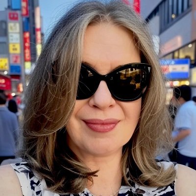 Souffleuse met megafoon.
Weledelgestrenge Weduwe.
Brutaal beschaafd.
Zure, oude,beschadigde vrouw die hekel heeft aan penismensen volgens afgewezen fanboy.
🇮🇱