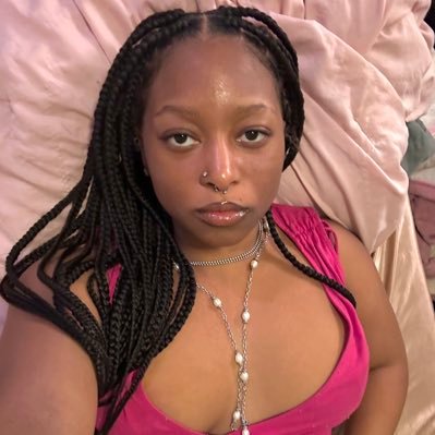 a siren 🧜🏽♀️. ✨. bell hooks and Claudia jones stan. I believe in black women supremacy 👩🏽❤️💋👩🏾