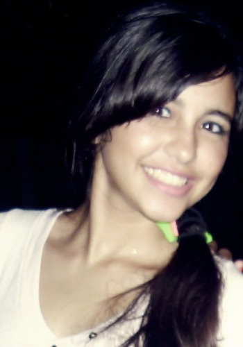pequena garota que tem grandes sonhos,emotivamente amiga,e cheia de esperança,recalque aki bate &volta.