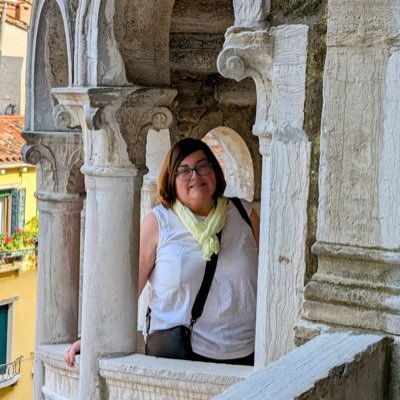 lizzwebb's profile picture. 