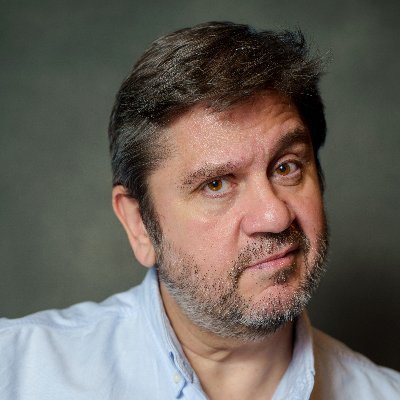 Dirijo, actúo, comunico y escribo sobre cultura, sobre todo teatro y cine: GranadaDigital, Revista Fetén, AMediaLuz Es Radio , Notorious Ediciones, 4Tuercas.