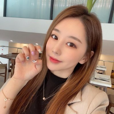 Alixcsxaley's profile picture. "Confidence level: Selfie with no filter."