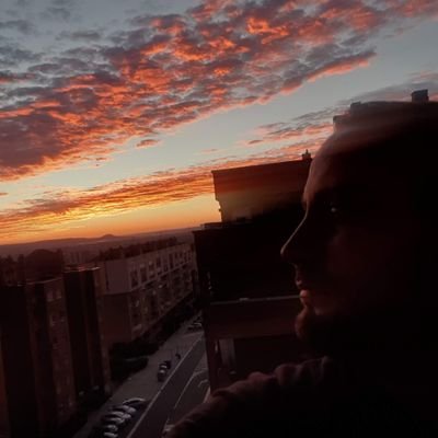 Ya no soy joven (según el Estado) pero sí emprendedor en Artes Escénicas con aventurada empresa en CyL.
Utilizo el fijado como si fuera mi estado del Messenger.