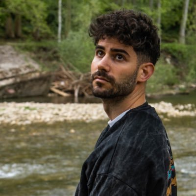 A veces pienso. A veces canto. Pero no a la vez.
Instagram: alextyche