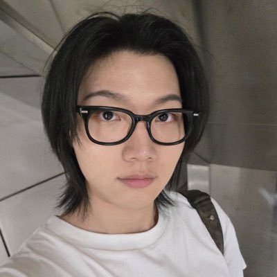 불완전함 속에서 완전함을 찾는 드러머. Beats in his hands, stories in his rhythm, Dragon Pony’s drummer, sungnyun’s self-proclaimed bestest boy, Ganghun. (2002)