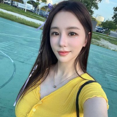 angelinemutiar1's profile picture. "Creating my own sunshine."