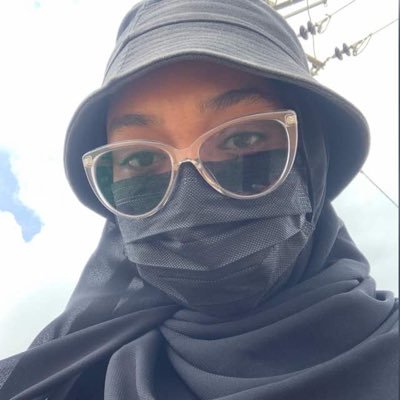 ولكن هدوءه كان كهدوء الماء العميق، تضطرب في جوانبه الأفكار والأسرار وهو ساكن السطح بارد الأديم