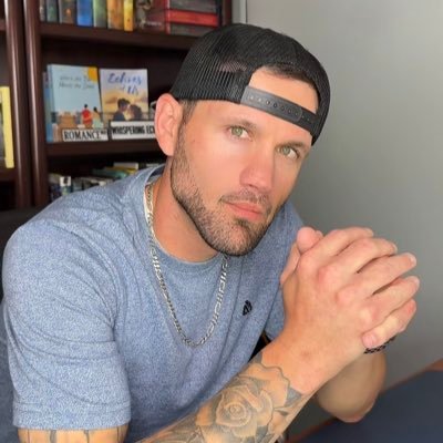 mcleanwrites's profile picture. Real. Raw. Reckless. Writer of Heartbreak & Spicy words. 💔🌶️
