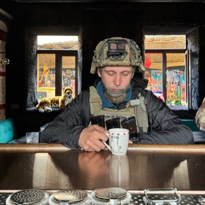 Двічі ветеран, діючий офіцер Збройних сил України (окрім неділі)
