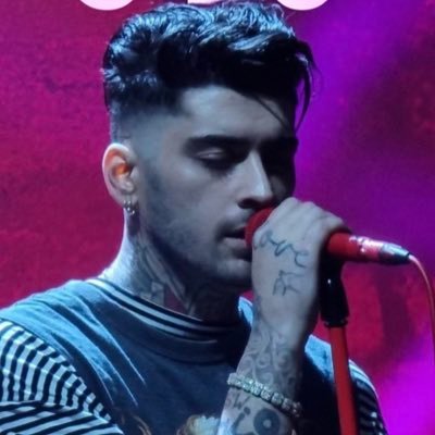 アイドル zayn HQ]😏📸 @zayn performing in Radio FM, 2012! #IcarusFalls