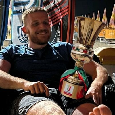 @bfcofficialpage e @broncos tra le mie condanne, scrivo su @huddlemag (https://t.co/wmYUzUBDps). Ogni tanto dico la mia, ma senza prendermi troppo sul serio.
