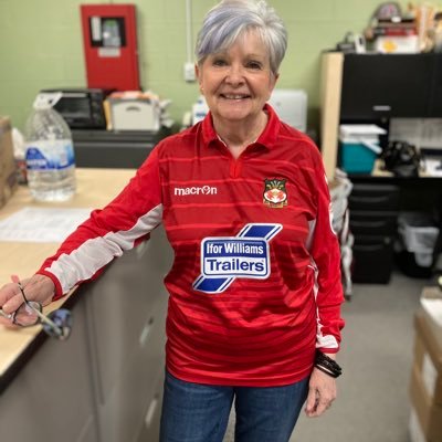 one of those US Wrexham fans. Loves all things Detroit and a good Negroni. 🗽